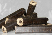 Dunkle Roehrenbriketts